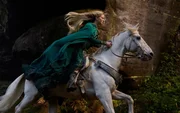 Galadriel (Morfydd Clark) reitet nach Lindon, um den Hohen König über Halbrands wahre Identität zu informieren.
