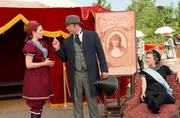 Elaine Lawson (Emma Pederson, li.) bittet Mason Alexander (Richard Waugh, re.) um Zeit, ihre Freundin zu finden, bevor die Show beginnt.