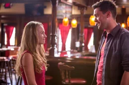 Kristin (Britt Robertson), Zack (Jack Whitehall).