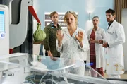 Die frisch gebackenen Eltern Paul (Jeremias Koschorz, links) und Mia Landauer (Luise von Finkh, 2. von links), sind mit der Diagnose von Julia Berger (Mirka Pigulla, 2. von rechts) und Dr. Niklas Ahrend (Roy Peter Link, rechts) überfordert.
