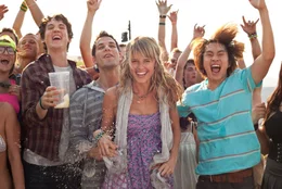 Haben mit Nicole (Sarah Wright, 2.v.r.) einen Haufen Spa&szlig;: Jeff (Justin Chon, r.), Casey (Skylar Astin, 3.v.r.) und Miller (Miles Teller, 4.v.r.) ...