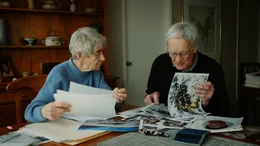 Lynda und Bob MacPherson mit ihren Akten &uuml;ber den Todesfall ihres Sohnes Duncan.