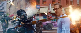 Guy (Ryan Reynolds, r.)