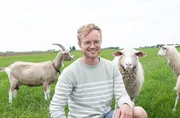 Auf dem Milchviehbetrieb seines Vaters in Wons hat der „Urbauer“ Dietmer Yntema eine Käsemanufaktur aufgebaut.
