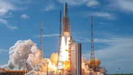 Die Ariane 5 hat beim Start eine Masse von rund 800 Tonnen. Das entspricht etwa 20 Sattelschleppern.