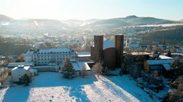 Hoch oben auf dem Klosterberg thront die Abtei K&ouml;nigsm&uuml;nster &uuml;ber Meschede.