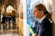 Miriam, Teenager (Lisa Wieland).