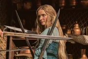 Galadriel (Morfydd Clark) zeigt den jungen Männern von Númenor, wie man gegen Orks kämpft.