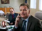 Dr. Roland Heilmann (Thomas R&uuml;hmann) hat Prof. Wiegand (Egon Hofmann, Hintergrund), ein Jury-Mitglied des angesehenen Pasteur-Forschungspreises, in der Klinik und seinem Labor herumgef&uuml;hrt. W&auml;hrend die beiden fachsimpeln und der Professor reges Interesse an Rolands Arbeit zeigt, wartet die kleine Lisa zu Hause darauf, dass Roland zu ihrem Geburtstag kommt. Es braucht Pias Anruf, um Roland an sein Versprechen zu erinnern.