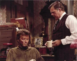 Als der oberste Richter Fenton (Pat Hingle, r.) Jed Cooper (Clint Eastwood, l.) mit der Aufgabe betreut, die Verbrecher, die ihn beinahe geh&auml;ngt h&auml;tten, dingfest zu machen, kommt ihm diese Berufung nur gelegen. Er nimmt die Verfolgung auf, um seine Peiniger zu ihrer gerechten Strafe zu f&uuml;hren - dem H&auml;ngen am Galgen!