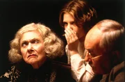 Liks: Alte Frau (Ren&eacute;e Asherson)