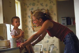 Die alleinerziehende Mutter Erin Brockovich (Julia Roberts, r.) k&auml;mpft in einer Kleinstadt f&uuml;r Gerechtigkeit ...