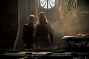 Sauron (Charlie Vickers, r.) will Elbenschmied Celebrimbor (Charles Edwards, l) dazu bringen, noch mehr Ringe anzufertigen.