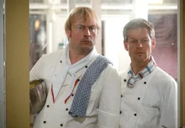Martin (Eckhard Preu&szlig;, li.) und sein Kollege Jakob (Steffen Wink) sind &uuml;berrascht &uuml;ber den Erfolg ihrer Konkurrenz.