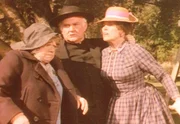 Der Geduld von Reverend Alden (Dabbs Greer, M.) ist es zu verdanken, dass Kezia (Hermione Baddeley, l.) und Mrs. Oleson (Katherine McGregor, r.) in der Streitfrage um das Haus endlich zu einer Einigung kommen ... Der Geduld von Reverend Alden (Dabbs Greer, M.) ist es zu verdanken, dass Kezia (Hermione Baddeley, l.) und Mrs. Oleson (Katherine McGregor, r.) in der Streitfrage um das Haus endlich zu einer Einigung kommen ...