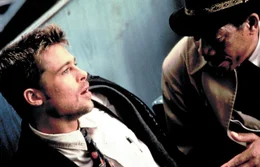 L-R: Mills (Brad Pitt) und Somerset (Morgan Freeman)