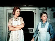 Großmutter Ester (Ellen Corby, r.) und Olivia Walton (Michael Learned, l.) verabschieden John-Boy, der kurzfristig die alte Maggie McKenzie zu einer Hochzeit ans Meer bringen soll ... Großmutter Ester (Ellen Corby, r.) und Olivia Walton (Michael Learned, l.) verabschieden John-Boy, der kurzfristig die alte Maggie McKenzie zu einer Hochzeit ans Meer bringen soll ...