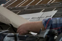 Die "M&uuml;nchner Post" began bereits 1920 &uuml;ber die Gefahren eines Aufstiegs Adolf Hitlers zu berichten. Hitler nannte sie dann "M&uuml;nchner Pest" und wertete sie ab. Heute sind die Zeitungsmacher, die damals die Gefahr erkannten, fast vergessen.    +++ Die Verwendung des sendungsbezogenen Materials ist nur mit dem Hinweis und Verlinkung auf RTL+ gestattet. +++