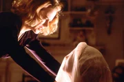 Alle strikten Regeln im Haus k&ouml;nnen das Treiben der unsichtbaren Gestalten nicht bannen. Nach und nach ger&auml;t Grace (Nicole Kidman, l.) an den Rand der Verzweiflung ...
