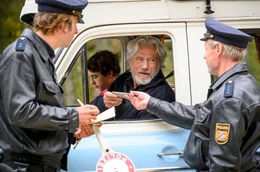 Jetzt wird es brenzlig: Wilhelm Sch&uuml;rmann (J&uuml;rgen Prochnow) und Felix (Marinus Hohmann, hinten.) werden von den Beamten Gruber (Arnd Schimkatt, li.) und Niedermeier (Wowo Habdank, re.) kontrolliert.