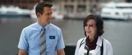 Guy (Ryan Reynolds, l.); Molotov Girl (Jodie Comer, r.)