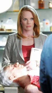 Catherine (Marg Helgenberger) diskutiert den ungewöhnlichen Fall.