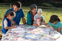 Die Kinder sitzen bei den Hausaufgaben