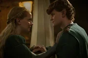 Galadriel (Morfydd Clark, l.) bittet Elrond (Robert Aramayo, r.) darum, sie nach Eregion zu begleiten.