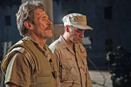 In Abu Ghraib bildet Major John Gordo (Willem Dafoe, l.) Soldaten in erweiterten Befragungsmethoden aus. Einer dieser Soldaten ist William Tell (Oscar Isaac, r.).