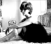 Claudia Cardinale, die italienische Filmdiva Claudia Cardinale galt als Ikone mediterraner Weiblichkeit. Doch seit ihren ersten Rollen in den fr&uuml;hen 60er Jahren hat sie das Frauenbild im Film v&ouml;llig ver&auml;ndert.