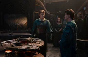 Elbenschmied Celebrimbor (Charles Edwards, vorne l.) und Elrond (Robert Aramayo, vorne r.) beratschlagen, wie das kostbare Mithril verarbeitet werden soll.