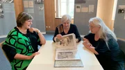 Gemeinsame Erinnerungen: Regina Schild (li.) war 30 Jahre lange die Leiterin der Stasi-Unterlagenbehörde in Leipzig, Renate Stefanek (mi.) und Rita Sélitrenny gehörten zu den ersten Mitarbeiterinnen