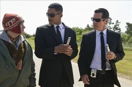 L-R: Griffin (Michael Stuhlbarg), J (Will Smith) und K (Josh Brolin),