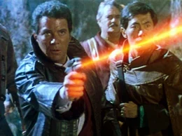 Kirk (William Shatner, l.), Scotty (James Doohan, M.) und Sulu (George Takei, r.) gelingt es, den Klingonen-Kommandanten zu &uuml;berlisten.
