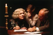 Liks: Alte Frau (Ren&eacute;e Asherson)