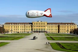 Universum "Sch&ouml;nbrunn - Quelle der Sch&ouml;nheit". Sch&ouml;nbrunn - hier durchdringen einander Architektur und Park, Natur und Kunst. Das Schloss und seine G&auml;rten sind feudales Spiegelbild seiner einstigen Bewohner, ein Zaubergarten voller botanischer Sch&auml;tze und zugleich gez&auml;hmte Wildnis, die den Herrschaftsanspruch der Habsburger &uuml;ber Mensch und Natur entsprach. Mit seiner einzigartigen Bildtechnik entf&uuml;hrt Georg Riha den UNIVERSUM-Zuseher auf eine Traumreise durch Jahrhunderte &ouml;sterreichischer Geschichte, von Maria Theresia bis Sisi.
