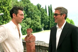 Danny Ocean (George Clooney, r), Fran&ccedil;ois Toulour (Vincent Cassel, l)
