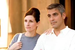 Danny Ocean (George Clooney, r), Tess Ocean (Julia Roberts, l)