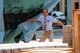Guy (Ryan Reynolds) bricht unerlaubt aus seiner Rolle als Nicht-Spieler-Charakter (NPC) aus und entdeckt so die geheimen Seiten und M&ouml;glichkeiten seiner Lebenswelt.