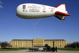 Universum: "Sch&ouml;nbrunn - Quelle der Sch&ouml;nheit", Sch&ouml;nbrunn - hier durchdringen einander Architektur und Park, Natur und Kunst. Das Schloss und seine G&auml;rten sind feudales Spiegelbild seiner einstigen Bewohner, ein Zaubergarten voller botanischer Sch&auml;tze und zugleich gez&auml;hmte Wildnis, die den Herrschaftsanspruch der Habsburger &uuml;ber Mensch und Natur entsprach. Mit seiner einzigartigen Bildtechnik entf&uuml;hrt Georg Riha den Zuseher auf eine Traumreise durch Jahrhunderte &ouml;sterreichischer Geschichte, von Maria Theresia bis Sisi. Pr&auml;sentation: Sir Peter Ustinov. Eine Dokumentation von Georg Riha.  SENDUNG: 3sat - DI - 09.06.2020 - 05:20 UHR. - Veroeffentlichung fuer Pressezwecke honorarfrei ausschliesslich im Zusammenhang mit oben genannter Sendung oder Veranstaltung des ORF bei Urhebernennung.