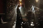 Nachdem Elendil (Lloyd Owen) sie zur Halle der Weisheit geführt hat, findet Galadriel (Morfydd Clark) dort einen beunruhigenden Hinweis auf die Zukunft der Südlande.