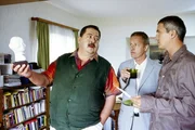 Die Ermittlungen im Mordfall des Amtsrichters Zirngibl führen die Kriminalkommissare Hofer (Joseph Hannesschläger, li.) und Satori (Markus Böker, re.) auch zu Wagner, dem Pressewart des König-Ludwig-Traditionsvereins. (Norbert Mahler, mi.).
