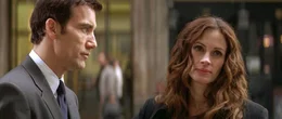 Ray Koval (Clive Owen, l.) ist Spion der MI6 und verfolgt nur ein Ziel: An eine streng geheime Formel zu gelangen, dessen Endprodukt noch nicht bekannt ist, doch auch die ehemalige CIA - Agentin Claire Stenwick (Julia Roberts, r.) wei&szlig;, dass die Erst-Patentierung eine Menge Geld einbringen wird ...