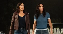 Sidney Prescott (Neve Campbell, l.); Gale Weathers (Courteney Cox, r.)