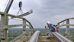 F&uuml;r die Sanierung der Holzachterbahn "Colossos" wird ein spezielles Furnierschichtholz verwendet.