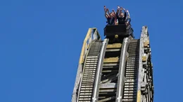Auf der Holzachterbahn "Colossos" sausen die Fahrg&auml;ste ein 61 Grad steiles Gef&auml;lle hinunter.