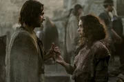 Isildur (Maxim Baldry, l.) bekommt überraschenden Besuch von Estrid (Nia Towle, r.).