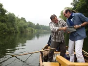 Während der Bootsfahrt kommt es immer wieder zu Streitereien zwischen Hans-Peter Brenner (Michael Trischan, li.) und Julius Doberer (Guildo Horn, re.). Es gipfelt in einer Rangelei um die Wasserkarte, bei der der ganze Beutel mit den Wertsachen im Wasser landet. Beherzt springt Julius Doberer hinterher.