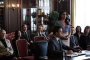 Mikes (Patrick J. Adams, 5.v.r.) Traum, als zugelassener Anwalt zu arbeiten, steht für immer auf der Kippe. Kann Rachel (Meghan Markle, 4.v.r.) ihm helfen?