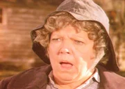 So leicht gibt Kezia (Hermione Baddeley) nicht auf. Sie verteidigt ihr Haus sogar mit der Harpune ... So leicht gibt Kezia (Hermione Baddeley) nicht auf. Sie verteidigt ihr Haus sogar mit der Harpune ...